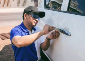 Car Locksmith in La Riviera, CA